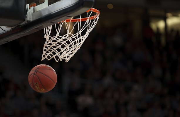 洛杉矶湖人对阵金州勇士的NBA季后赛激烈比赛画面
